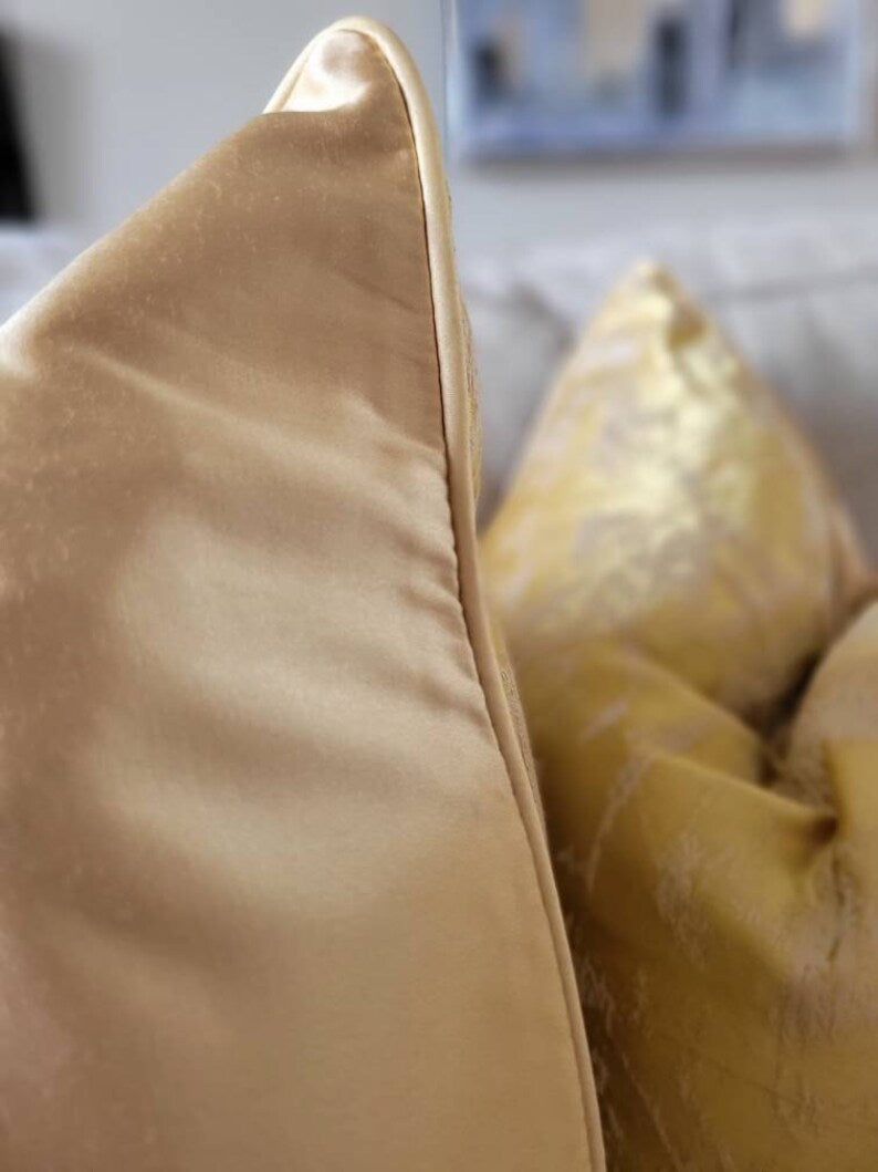 Luxurious Cushion: Marble Style