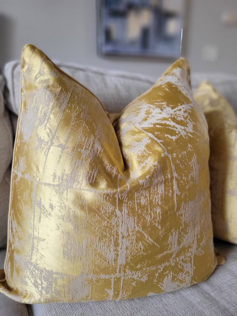 Luxurious Cushion: Marble Style